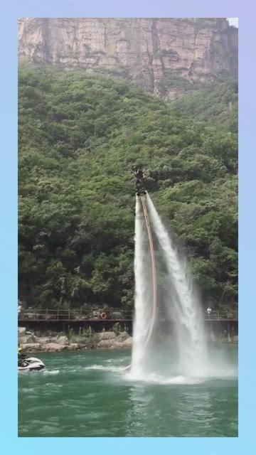 慢慢问答-时尚短款皮衣搭军绿色哈伦裤,轻松穿出酷飒感和帅气感,符合你的审美吗?