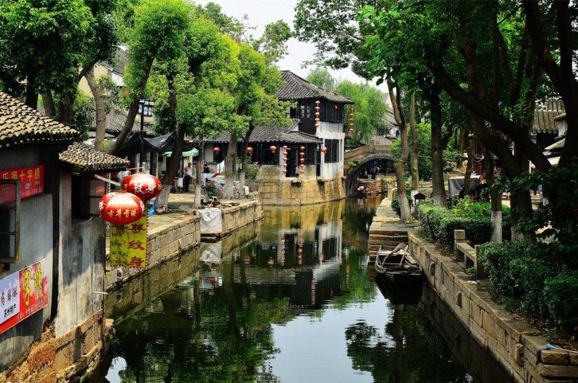 从高高的树上掉进湖里一个木瓜。这个句子是病句吗？游戏画面